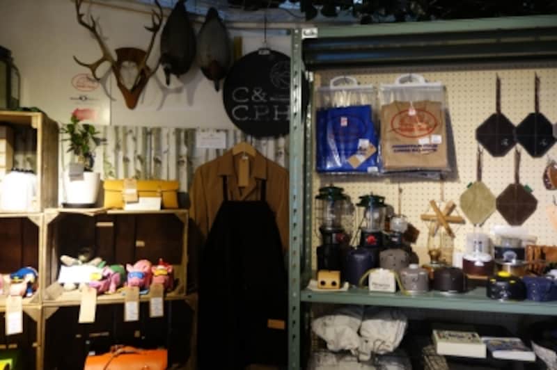 キャンプやアウトドアに良さそうなアイテムがぎっしり並ぶコーナー。