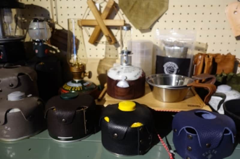 ガス缶用のレザーカバーは各種あり。アウトドアはキッチンが丸見え状態だから、ちょっとしたおしゃれの気遣いがエレガントに見えます。