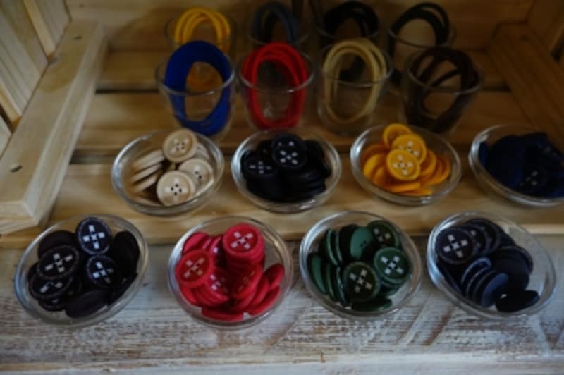 折りたたんだ傘を束ねるボタンもカラフルに揃っています。