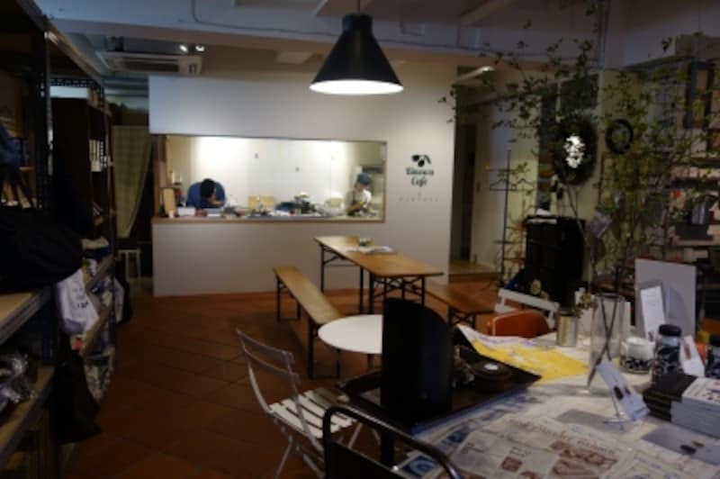 カフェスペース。オープンキッチンではお菓子作りの様子が伺えることも。