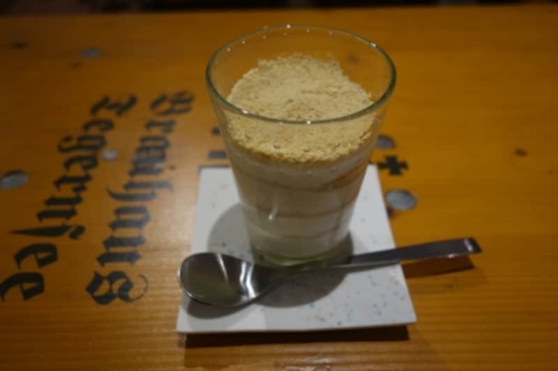 カフェでイートインできるお菓子は３種類で毎月変わります。こちらはマカオの郷土菓子「SRRADURA(セラデューラ)」（9月のメニュー）