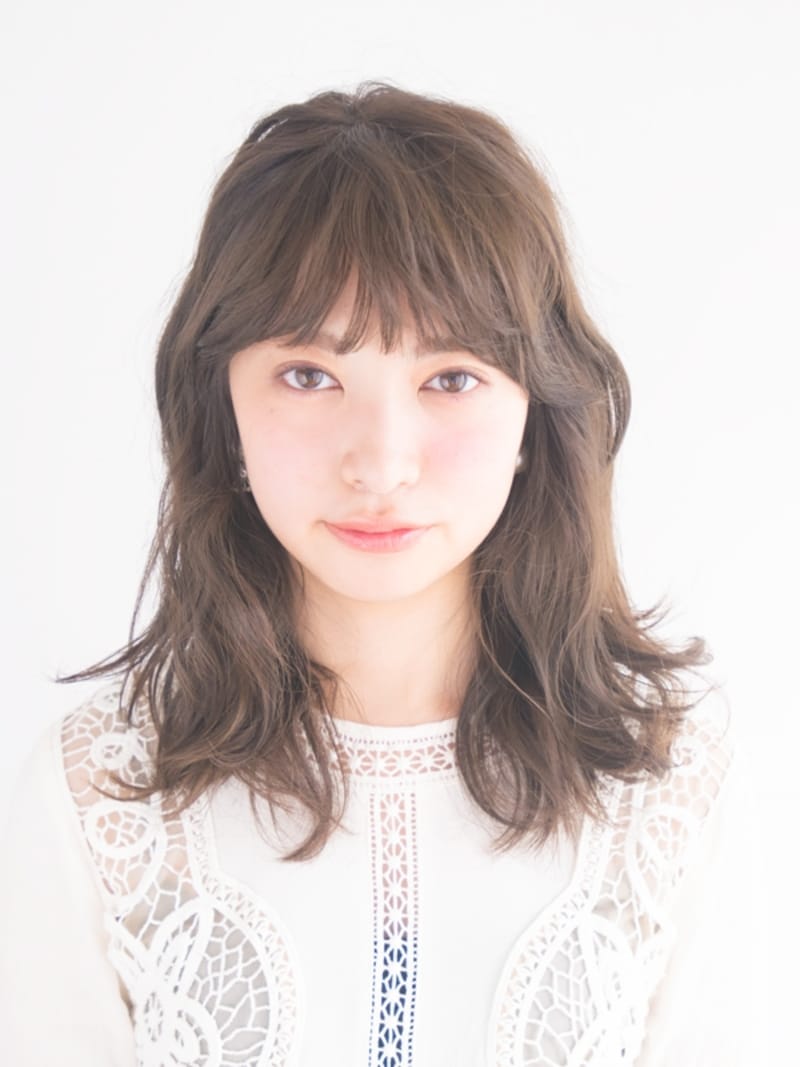 表面からウェーブがかかったパーマスタイル