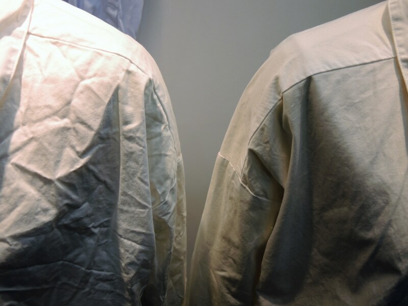 左は風アイロンなし、右は風アイロンありの仕上げ。シワのできかたに大きな差がある