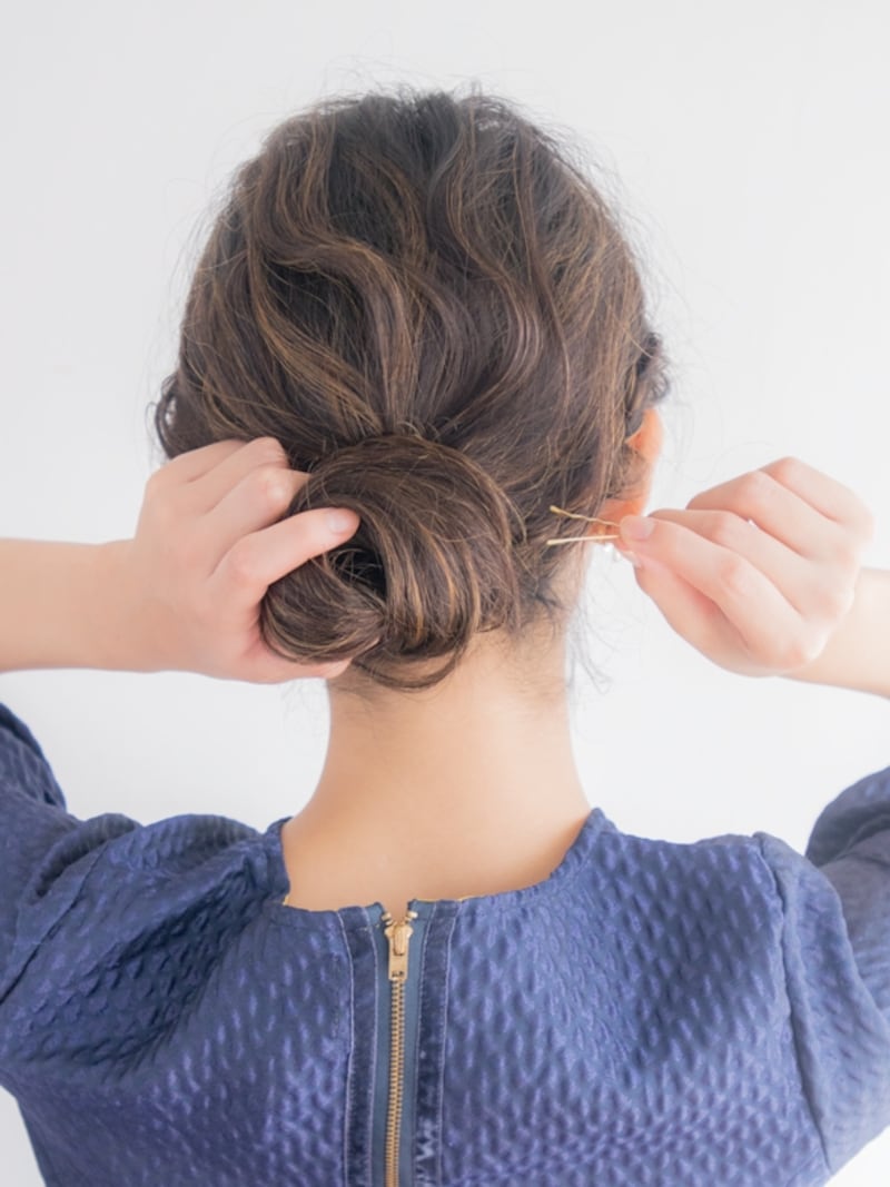 まとめた毛束をピンで固定