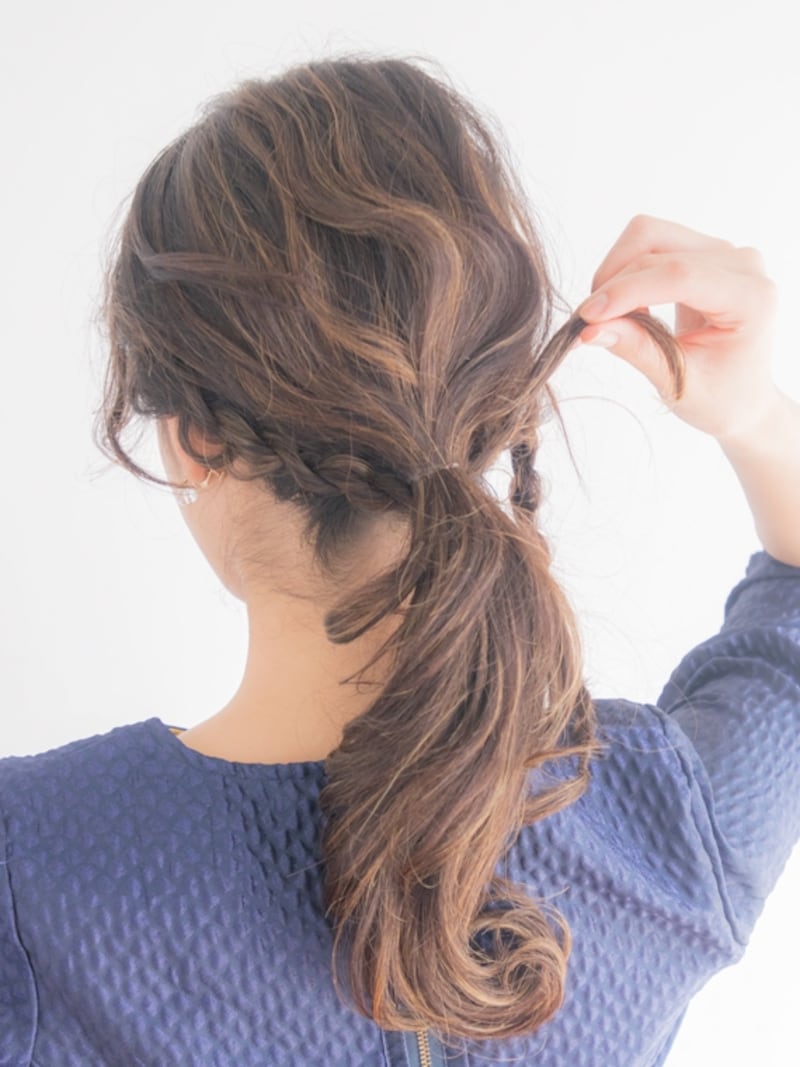 ロープ編みした毛束をゴムの結び目に巻き付ける