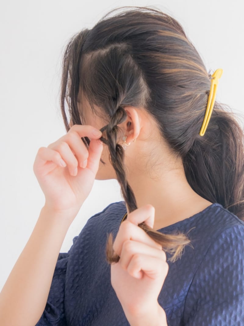 親指とひとさし指で少しづつ毛束を引っ張ると失敗しない