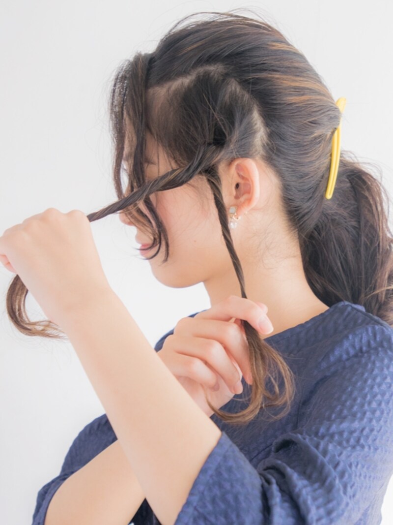 ねじった毛束をクロスさせる