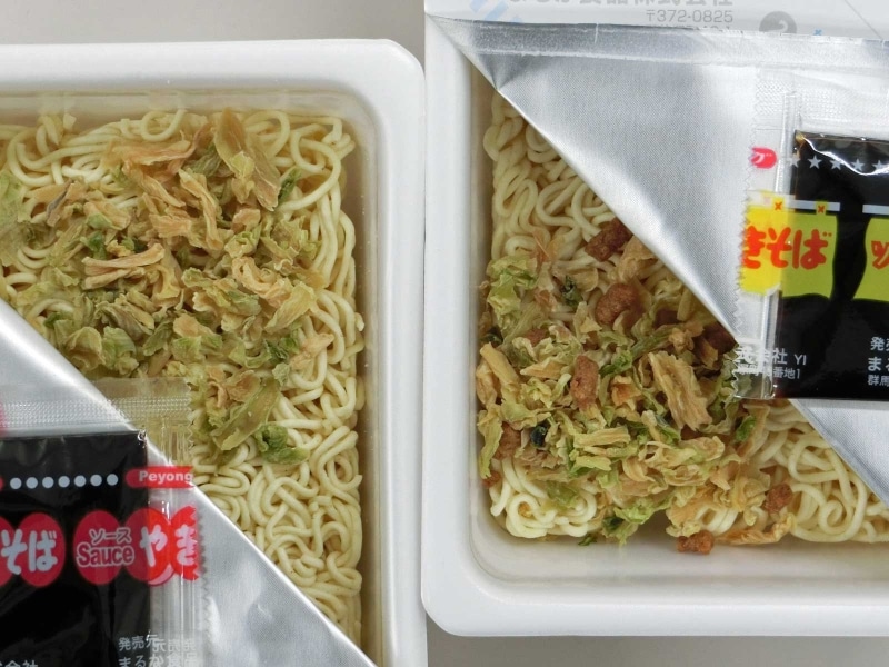 かやくの違い。左がペヨング右がペヤング