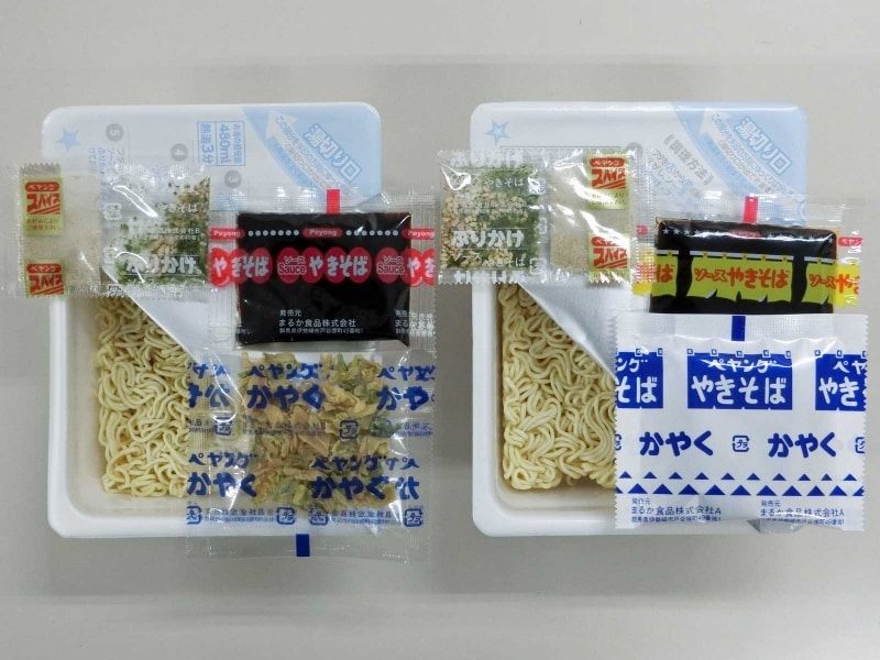 麺とかやく。左がペヨング右がペヤング