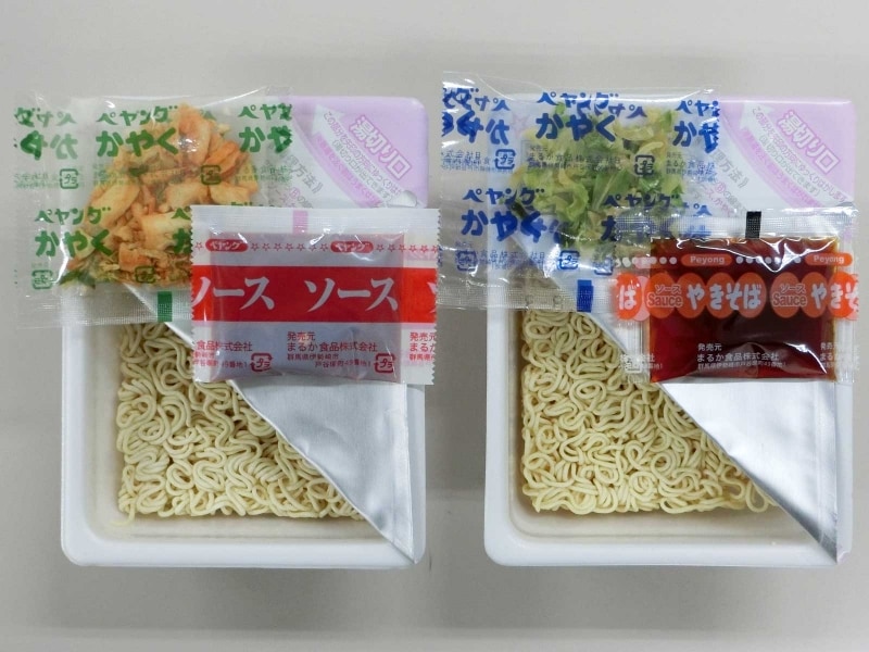 麺とかやく。左がペヤング右がペヨング