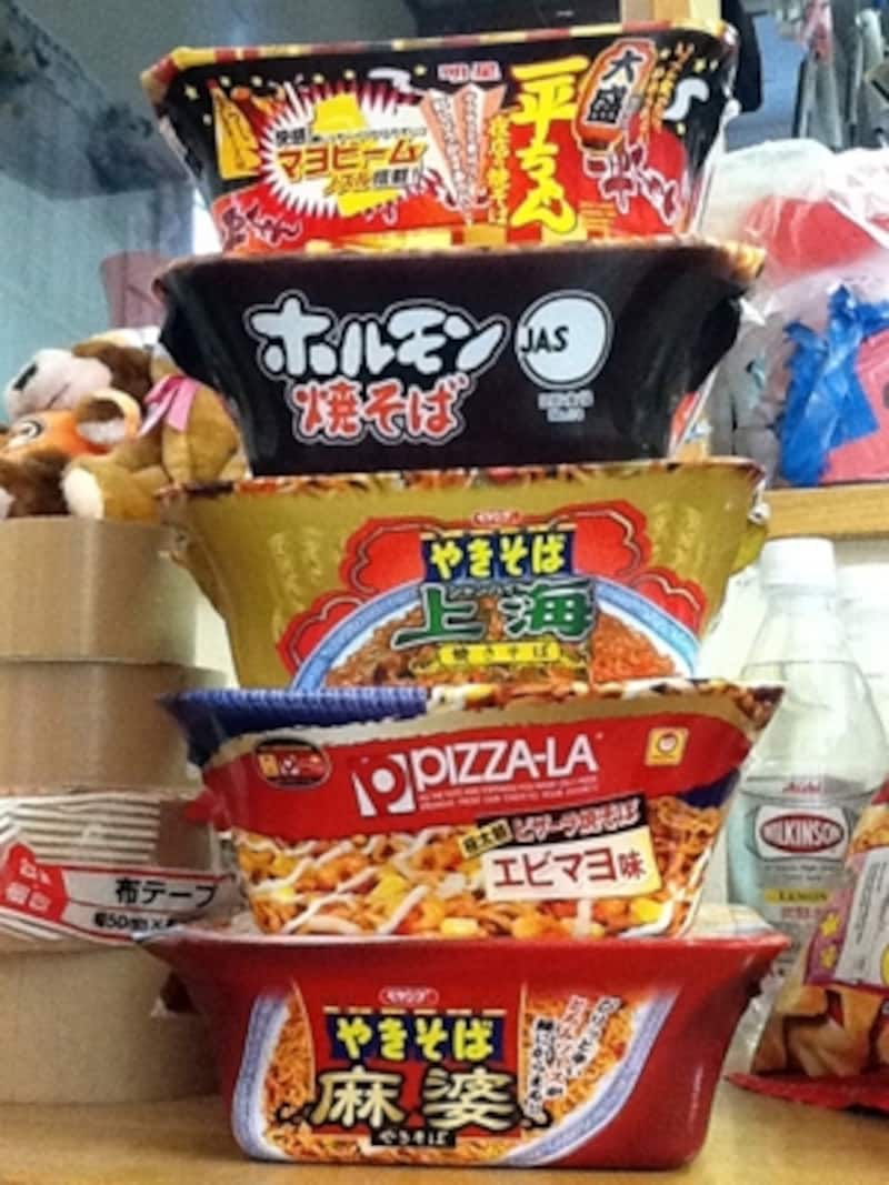 ペヤングの中段は上海やきそば、一番下が麻婆やきそば