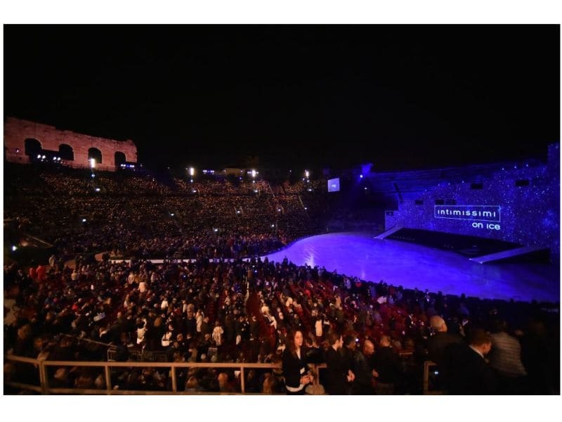 壮大なアイスショー「Intimissimi on Ice」