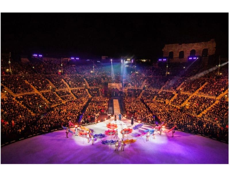 ファンタスティックで魅惑的な世界を演出「Intimissimi on Ice」