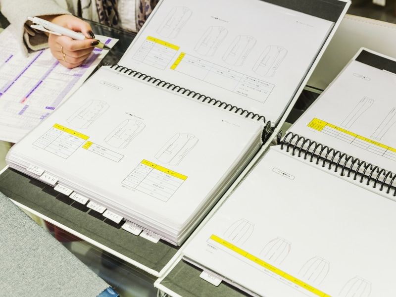 ジャケットとパンツのデザインイメージ。