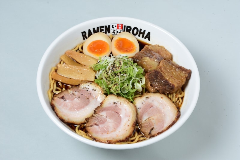 【富山】富山ブラック/牛×豚W肉盛り味玉らーめん(富山ブラック麺家いろは)