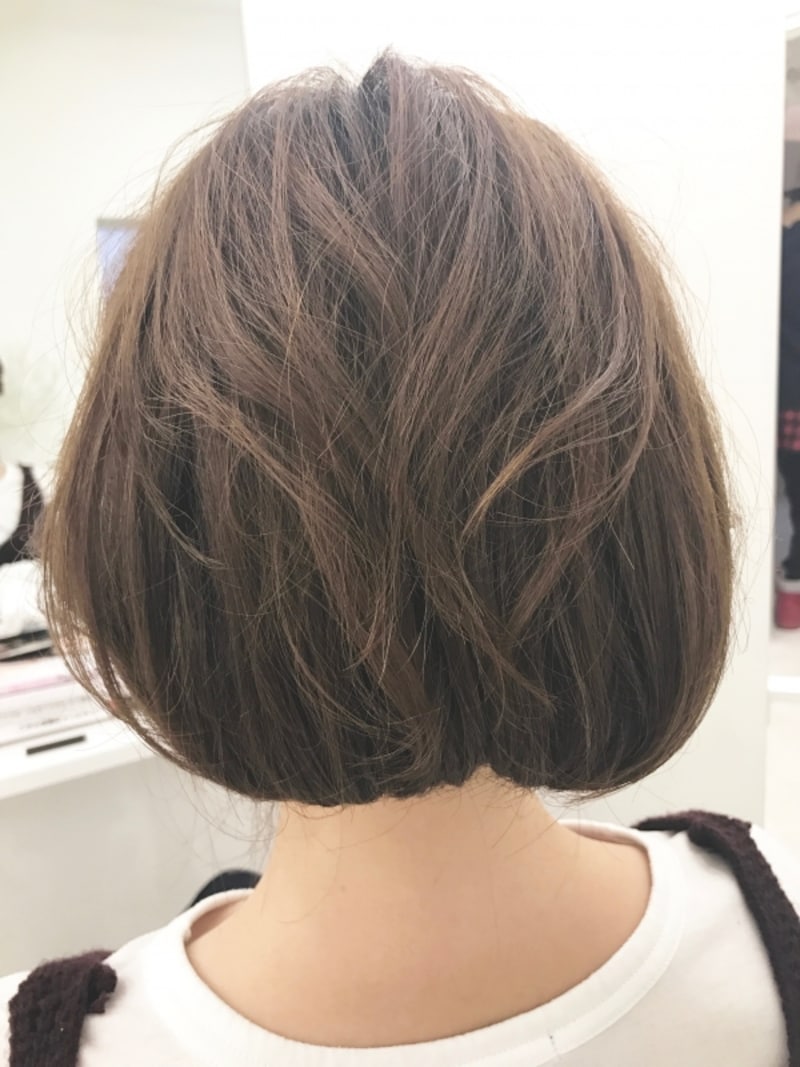 表面の髪をラフに散らす