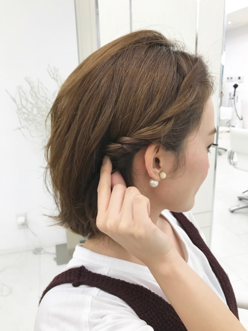 顔まわりの髪は耳後ろまでねじり編み込みに