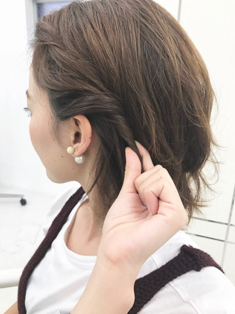 耳後ろまできたらピンで固定