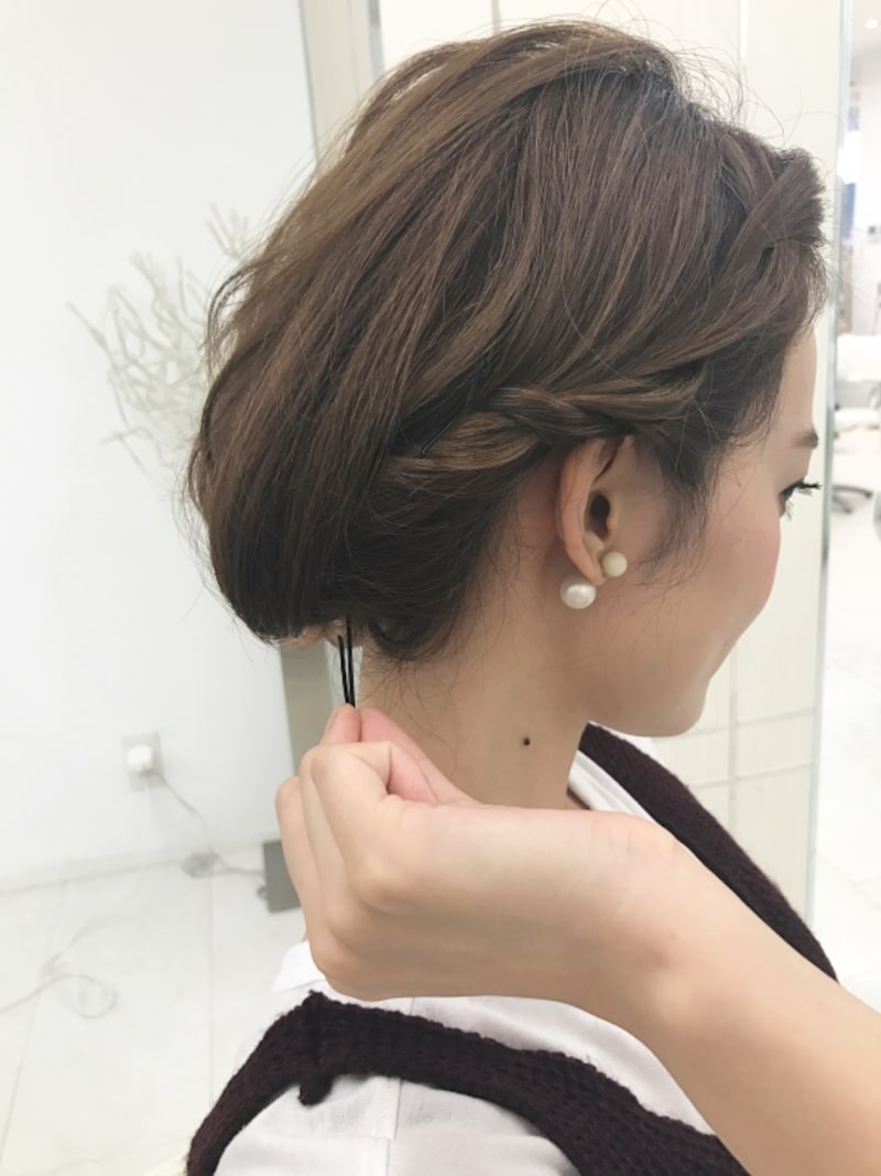 襟足を内側に丸め込んで固定