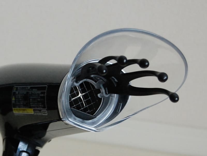 まるで人の手のような「かっさアタッチメント」。覆っているクリアカバーが、プラズマクラスターイオンを直接頭皮に届けます