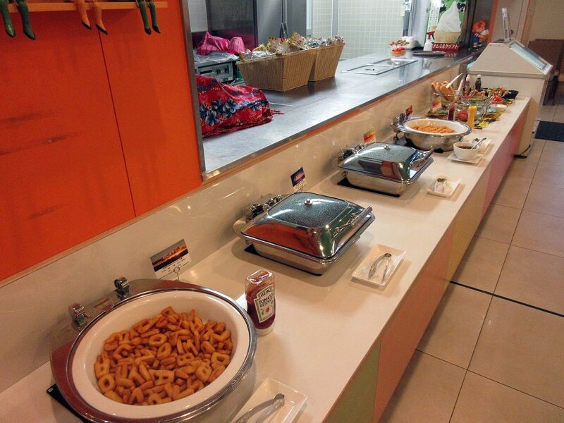 キッズコーナーのブッフェ台