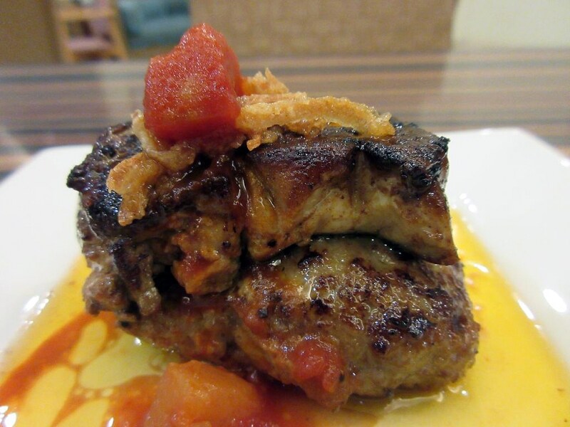 フォアグラハンバーグ オニオンフライ添え