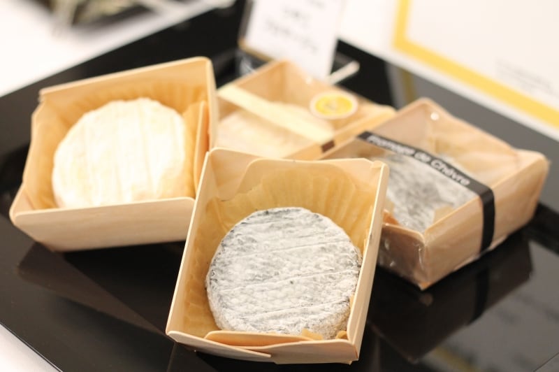 「日本の銘チーズ百選」のチーズたちその2。こちらは、古株牧場さんの“つやこフロマージュ”と“フロマージュ・ド・シェーヴル”