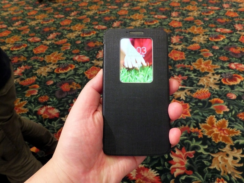 別売り「QuickWindowケース L01」は閉じたまま使える