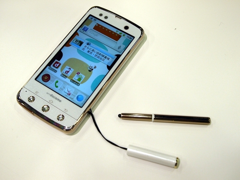 置くだけ充電にも対応ARROWS&nbsp;kiss&nbsp;F-03D