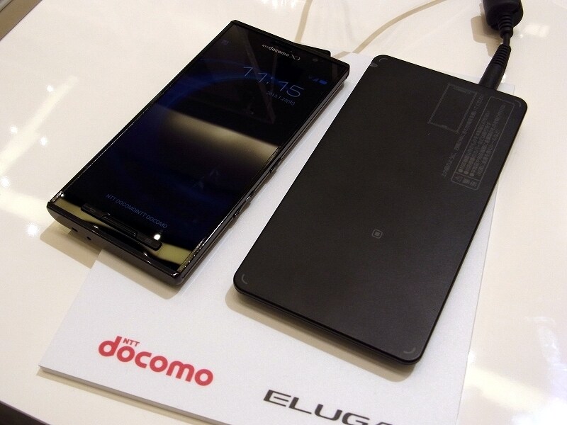 置くだけ充電にも対応するELUGA X P-02E