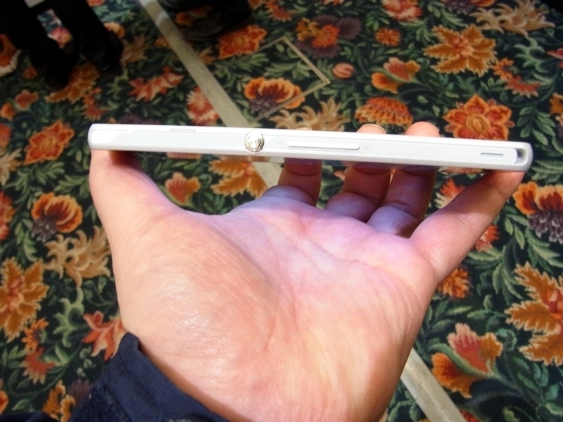 約 7.9mmundefinedスタイリッシュなボタンを備えるサイドフォルム