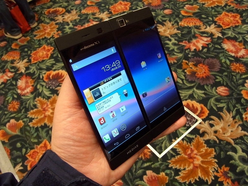 2画面の液晶を搭載した折り畳みスマートフォンMEDIAS W N-05E