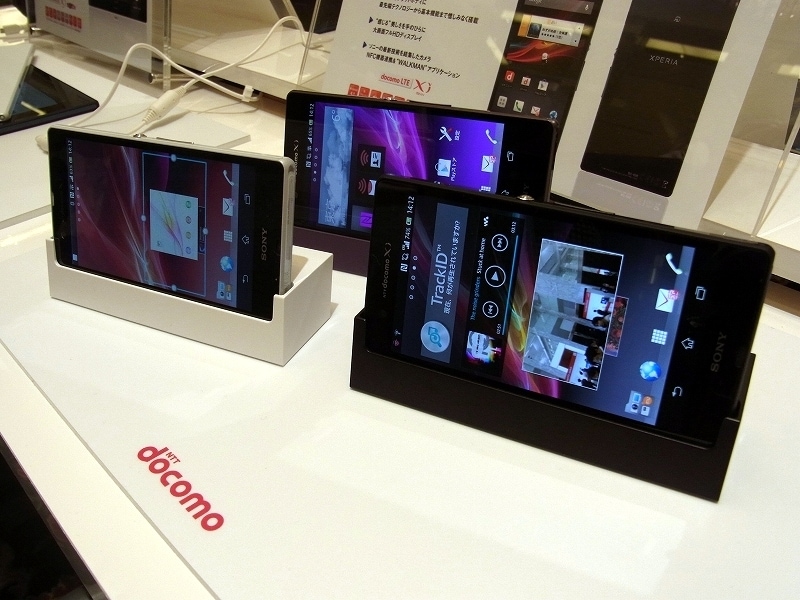 受電スタンドも本体と同カラー