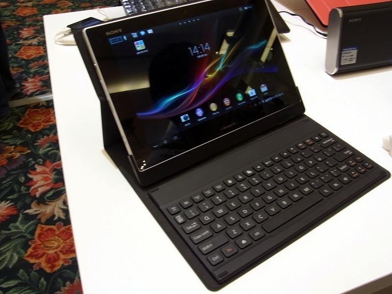 BluetoothキーボードカバーでノートPCのような使い方も可能