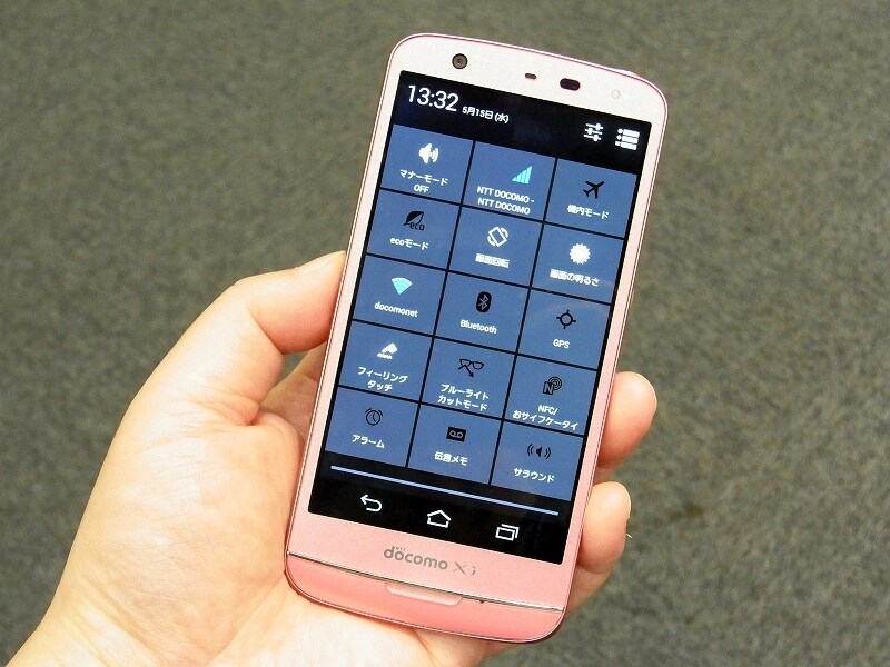 シンプルUIを採用した片手で使えるスマートフォンMEDIAS X N-06E