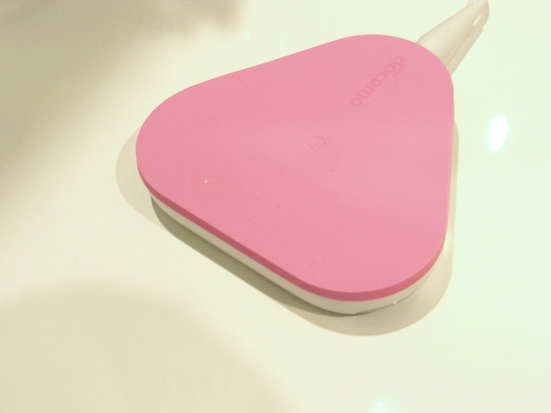 三角おにぎり型のQi対応ワイヤレス充電器