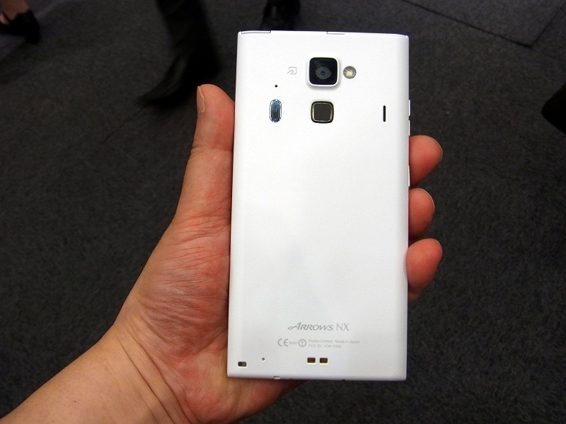 デジタルカメラ顔負けの1630万画素カメラと指紋認証搭載