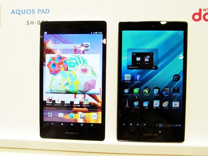 片手で持てる小型で薄型の7インチタブレットAQUOS PAD SH-08E (右はau 版AQUOS PAD SHT21)
