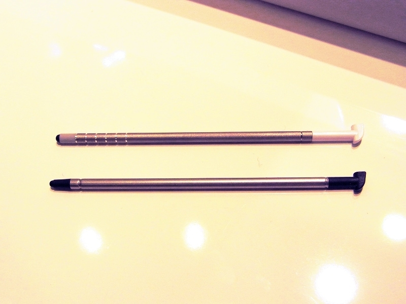 画面上でメモをサクサクとれる書くノートの収納ペン(上がドコモ版、下がau版)
