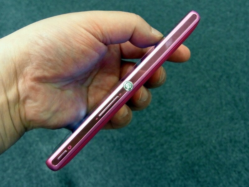 本体の右測面下にカメラキーを搭載