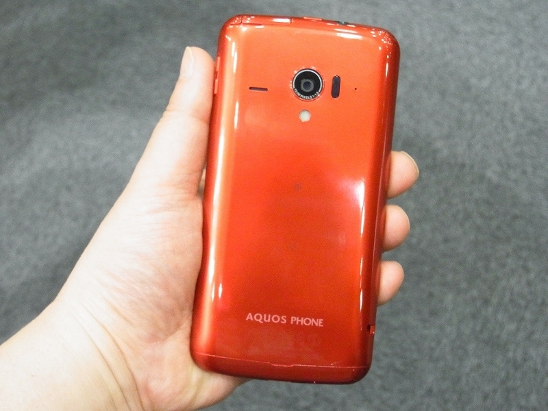 F1.9 の明るいレンズを採用した1310万画素カメラ搭載