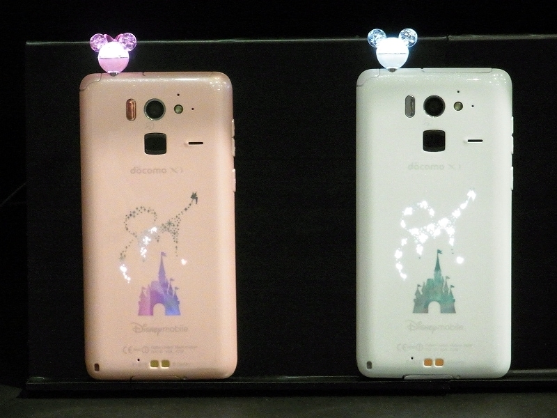 イルミネーションが美しいスマートフォンDisney Mobile on docomo F-07E。