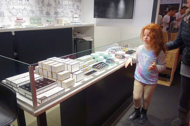 可愛いお子さまも。ブースに駆け寄り、スマホで写真をとっていました！