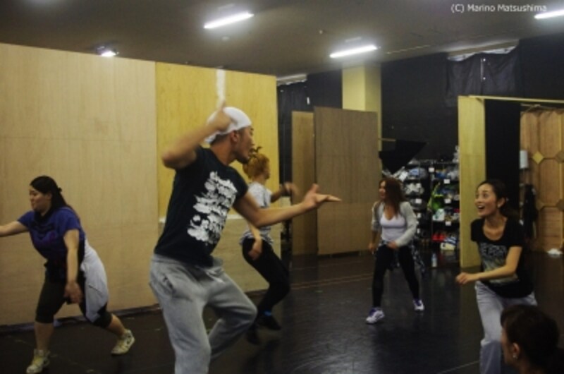 『プリシラ』ダンスナンバーの稽古。左から谷口ゆうなさん、大村俊介さん、和音美桜さん(C)Marino Matsushima
