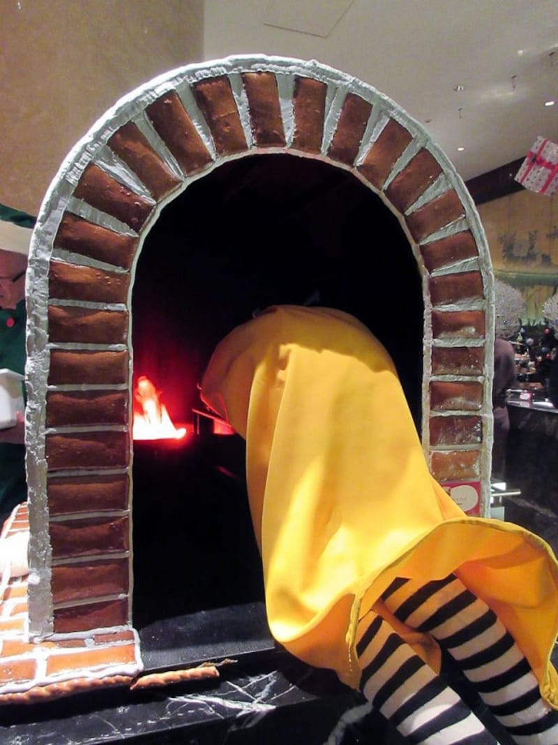 マーブルラウンジ 暖炉に入った魔女