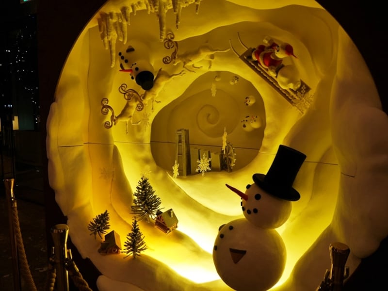 デコレーター門口氏が制作した、みなとみらいがクリスマスに包まれているイメージのオブジェ(2016年11月9日撮影)