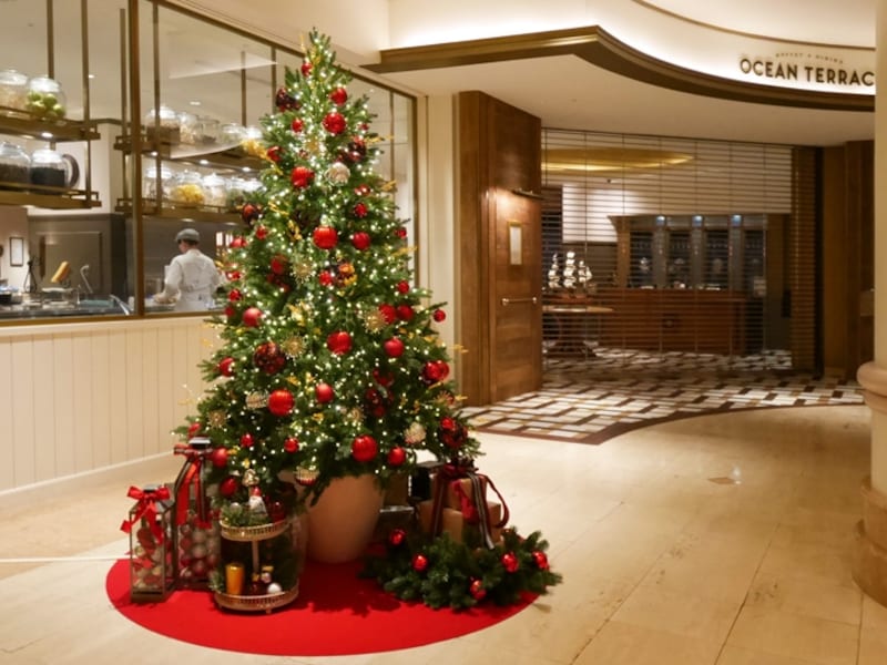 ブッフェ・ダイニング「オーシャンテラス」前に設置されたクリスマスツリーはフォトスポットとなっています(2016年11月18日撮影)
