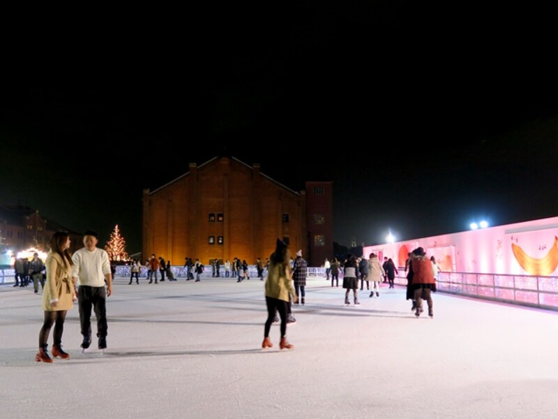 毎回異なるアーティストが空間を演出する「Art Rink in 横浜赤レンガ倉庫」（画像は2015年のようす）