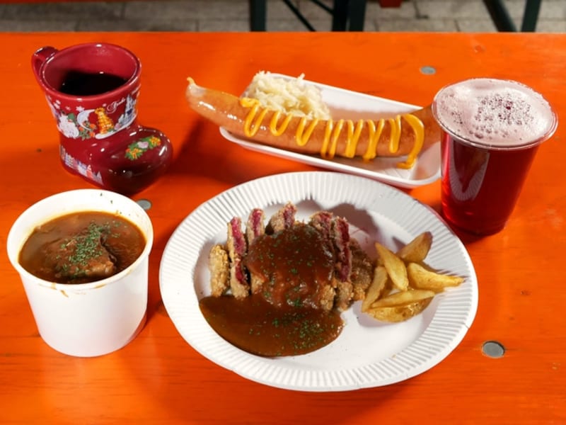 シュニッツェル(牛サーロインカツレツ、写真中央)といったドイツの名物料理を販売(2016年11月25日撮影)
