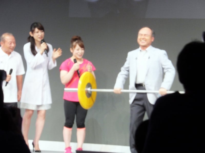 孫社長は鍛えている?スギちゃんが上がらなかったバーベルをあげる